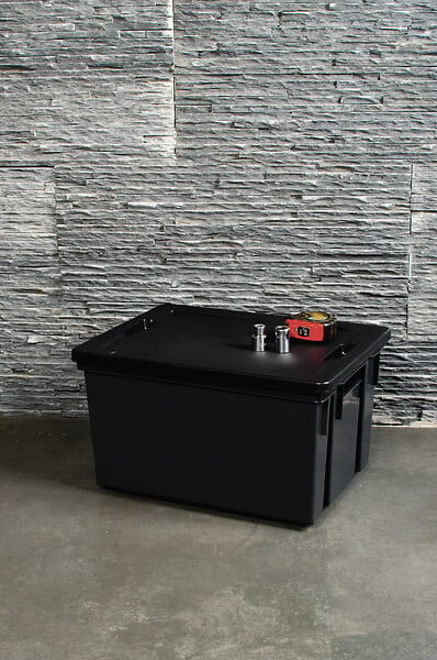 EDA - Bac de manutention gris 10 litres avec couvercle noir - large