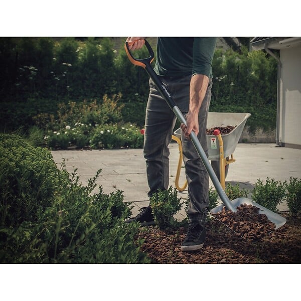 FISKARS - Pelle FISKARS Xact tete en acier au bore manche acier inox L.130cm - large