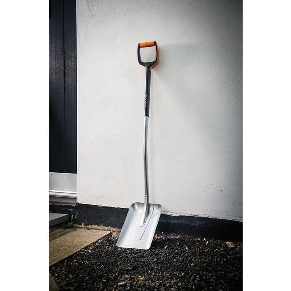 FISKARS - Pelle FISKARS Xact tete en acier au bore manche acier inox L.130cm - large