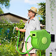 OUTSUNNY - Dévidoir mural enrouleur automatique pivotant 180Â° tuyau 20 + 2 m avec lance arrosage support mural intégré vert - vignette
