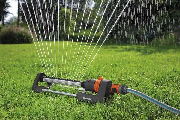 GARDENA - Arroseur Oscillant Aqua M - Arrosage : 110 à 250 MÂ² - Portée 8 à 18 M - Largeur Max. : 14 M - large