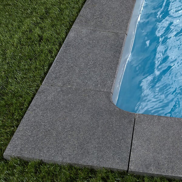 RO'MA NATURE - Margelle angle rentrant Granit Noir 47,5x47,5x3 cm Bord 1/2 Rond (à l'unité) - large