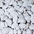 RO'MA NATURE - Galet Marbre Blanc Carrare 60-100 mm - Sac 20 kg (0,2 m²) - vignette
