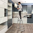 HOSTRÃ–M - Escabeau 5 marches DURA pliable, marchepied léger en aluminium, hauteur plateforme 97cm, pieds antidérapants, charge 150kg, garantie 5 ans Hoström - vignette