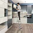 HOSTRÃ–M - Escabeau 4 marches DURA pliable, marchepied léger en aluminium, hauteur plateforme 75cm, pieds antidérapants, charge 150kg, garantie 5 ans Hoström - vignette