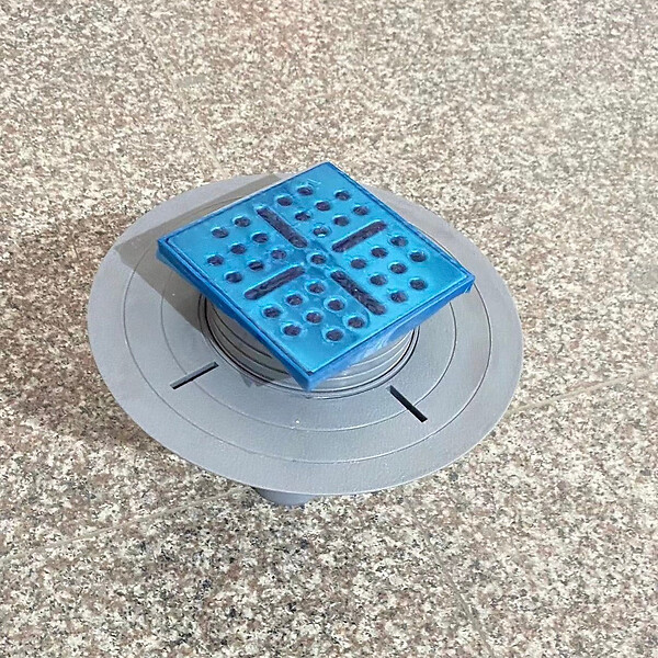STANO - Bonde verticale DINO pour receveurs à carreler avec grille en acier inoxydable - large