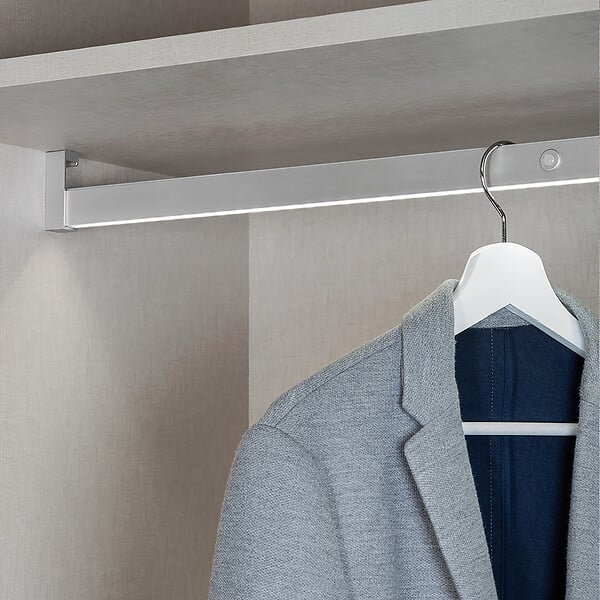 EMUCA - barre de penderie pour armoire Castor avec lumière LED, batterie amovible et détecteur de mouvement, 708, Anodisé mat. - large