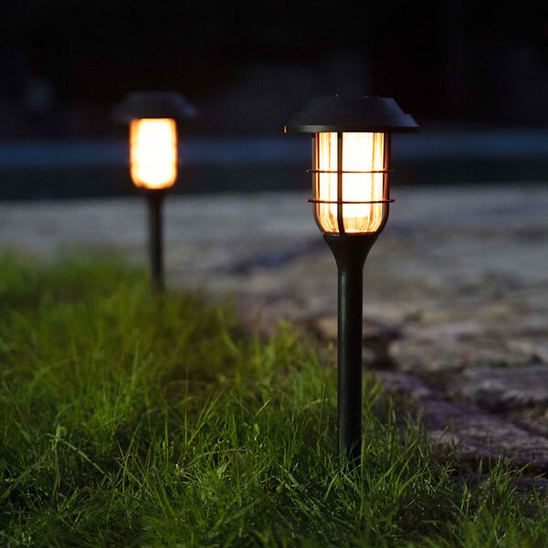 XANLITE - Balise solaire LED noire effet flamme, structure plastique, lumière blanc très chaud 1800 K, autonomie jusqu’à 8 h, alimentation solaire, indice IP44, dimensions 118 × 427 mm, usage extérieur décorati - large