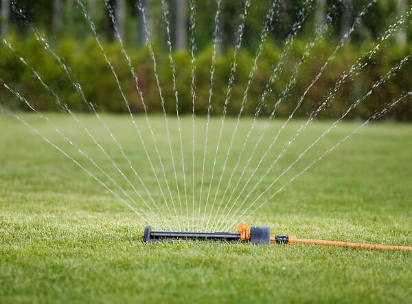 FISKARS - Arroseur économiseur d'eau - Base métal - large