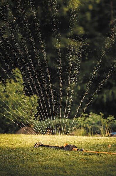 FISKARS - Arroseur économiseur d'eau - Base métal - large