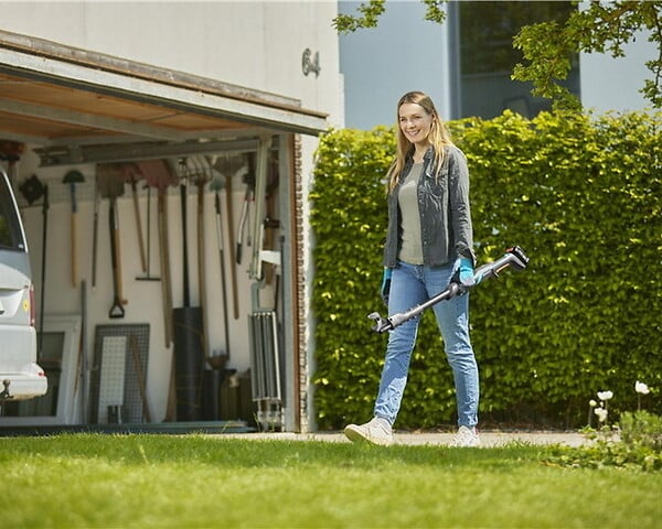 GARDENA - Coupe-branches EasyCut 110/18V P4A sur batterie - Coupe à˜ 28 mm - L. 1140 mm - large