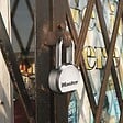 MASTER LOCK - Cadenas haute sécurité à clé acier inoxydable anse longue - vignette