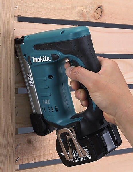MAKITA - Agrafeuse Makita DST221Z - 18V Li-ion (vendu sans batterie) - large