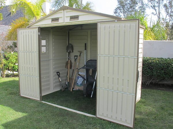 DURAMAX - Abri PVC Woodstyle PREMIUM - 4,13m² - Kit fondation + 1 fenêtre - Beige - large