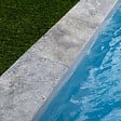 RO'MA NATURE - KIT COMPLET - Margelles pour piscine 4x4m en Travertin Gris (avec colle, joint, hydrofuge ...) - vignette