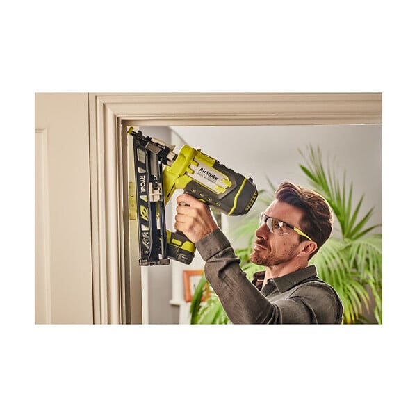 RYOBI - Cloueur de finition incliné à  air comprimé RYOBI 18V One+ - 15 G - sans batterie ni chargeur - R15GN18-0 - large