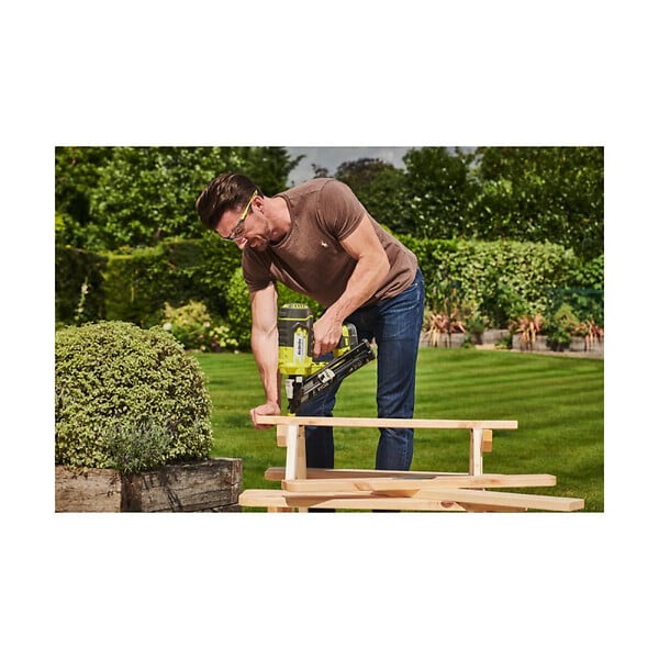 RYOBI - Cloueur de finition incliné à  air comprimé RYOBI 18V One+ - 15 G - sans batterie ni chargeur - R15GN18-0 - large