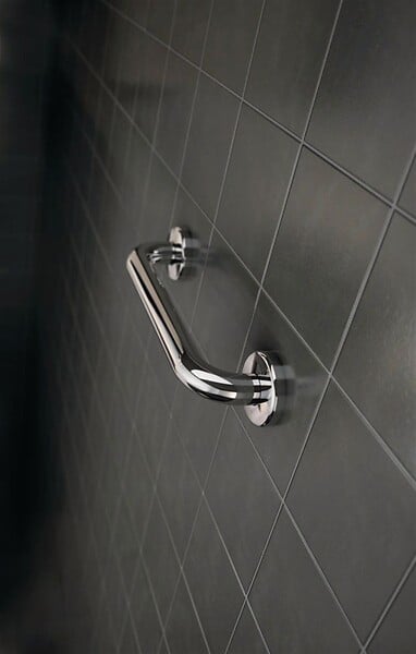 AKW - Barre d'appui coudée 135° verticale ou horizontale en inox poli - 3 points de fixation - 400x400 mm - large