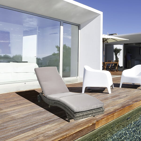 OUTSUNNY - Bain de soleil transat grand confort - dossier inclinable 5 positions roulettes - matelas déhoussable inclus - résine tressée grise - large