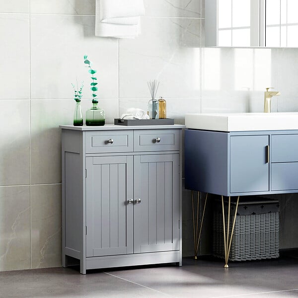KLEANKIN - Meuble bas de salle de bain sur pied 2 portes avec étagère réglable 2 tiroirs poignées boutons métal MDF gris - large