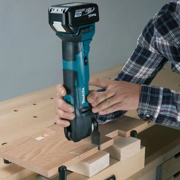 MAKITA - Découpeur/ponceur multifonctions MAKITA DTM51ZJX3 18 V Li-ion (machine seule) dans MAKPAC + kit d'accessoires - large