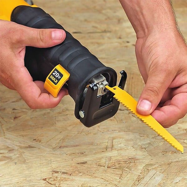 DEWALT - Scie sabre 18V DEWALT DCS380N-XJ - large