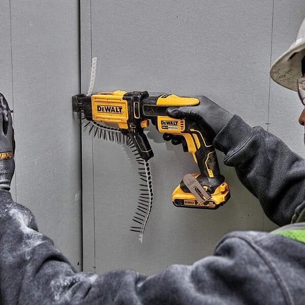 DEWALT - Chargeur vis en bande XR 18V DEWALT DCF6202-XJ pour visseuse plaque de plâtre - large