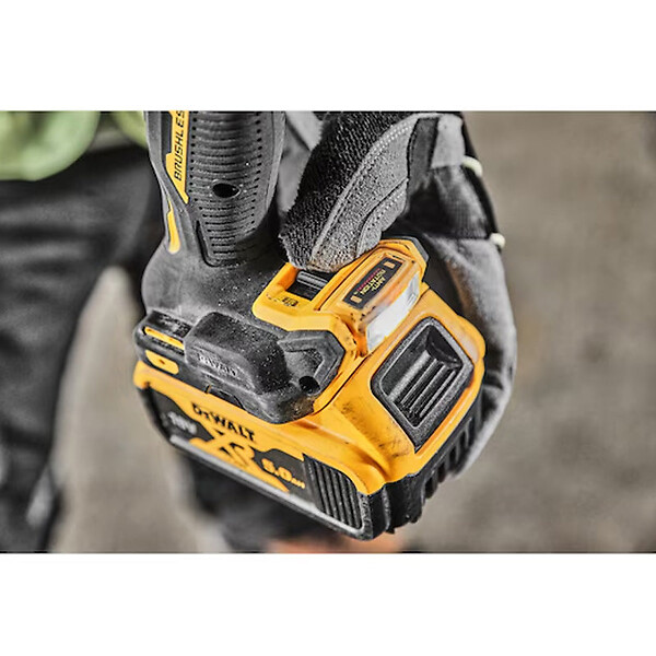 DEWALT - Perceuse-visseuse à percussion compacte 18V DEWALT DCD805P1T-QW avec coffret et 1 batterie 5,0 Ah - large