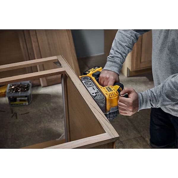 DEWALT - Ponceuse à bande 75 x 533 mm 18V DEWALT DCW220P2-QW XR Brushless avec coffret et 2 batteries 5,0 Ah - large