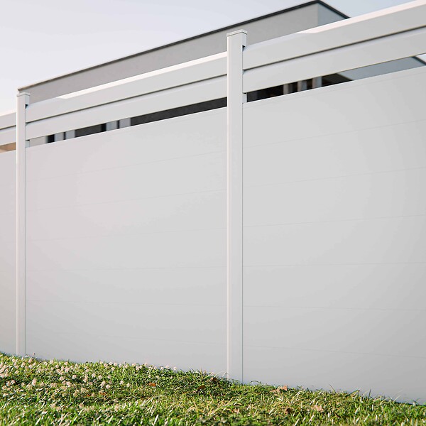 MON MARCHE DECO - Kit Clôture SLIM PVC Blanc H. 180 cm x L. 11.10 m - 2 Lisses claire-voie + 7 Soubassements - large