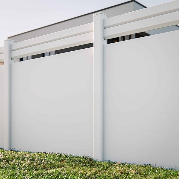 MON MARCHE DECO - Kit Clôture PRO PVC Blanc H. 180 cm x L. 11.30 m - 2 Lisses claire-voie + 7 Soubassements - large