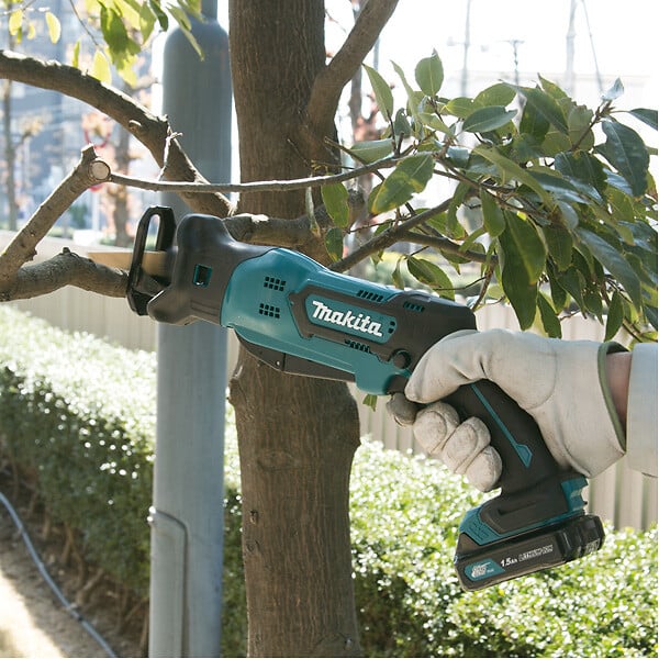 MAKITA - Scie sabre 10.8 V CXT -  - avec 2 batteries 12V 4.0 Ah - chargeur - MakPac - JR103DSMJ - large