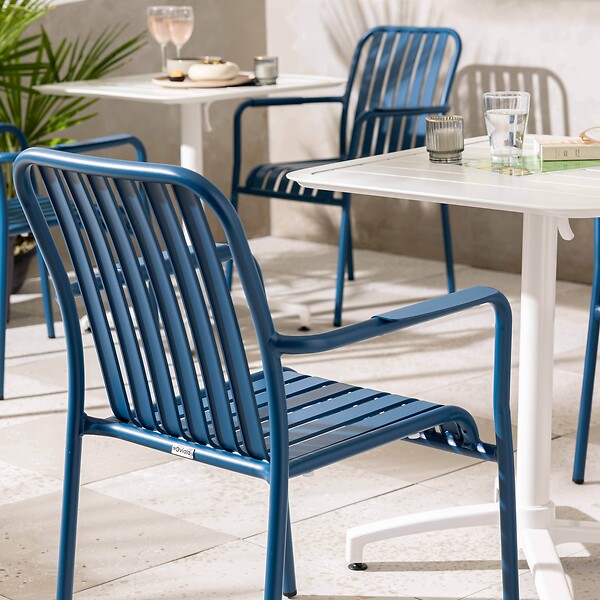 OVIALA - Chaise de terrasse avec accoudoirs en aluminium bleu foncé - Faro - large