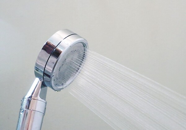 AQUAWATER - Douchette filtrante NanOspa - Pour filtrer le calcaire et les impuretés de l'eau - large