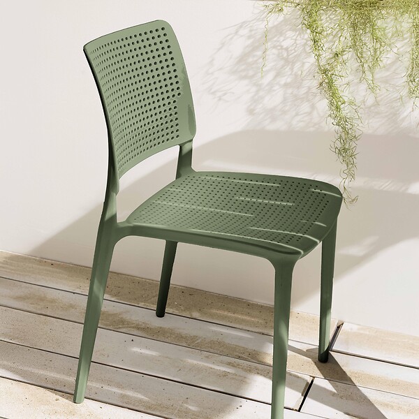 OVIALA - Chaise de terrasse ajourée en plastique vert cactus - Riga - large