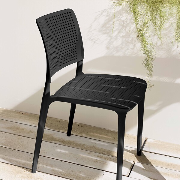 OVIALA - Chaise de terrasse ajourée en plastique noire - Riga - large