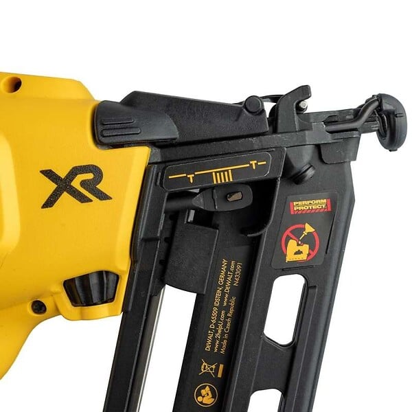 DEWALT - Cloueur de finition 16Ga 18V DEWALT DCN660N-XJ Brushless - large