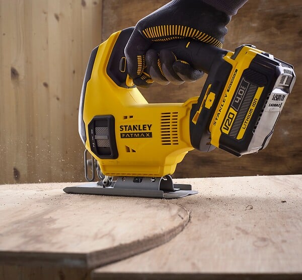 STANLEY Fatmax - Scie sauteuse sur batterie - 18V 4.0Ah - 0-2500tr et min - Equipée - large