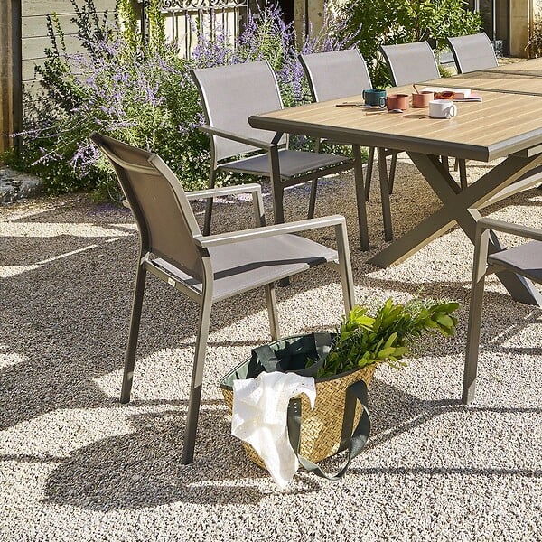 HESPERIDE - Fauteuil de jardin empilable "Essentia" wengé & praline en aluminium traité en epoxy - large