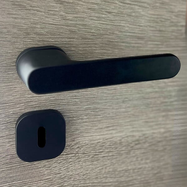 SECURY-T - Poignées de porte sur rosace oblongue noir mat - Modèle Marina Trou de clé L - large