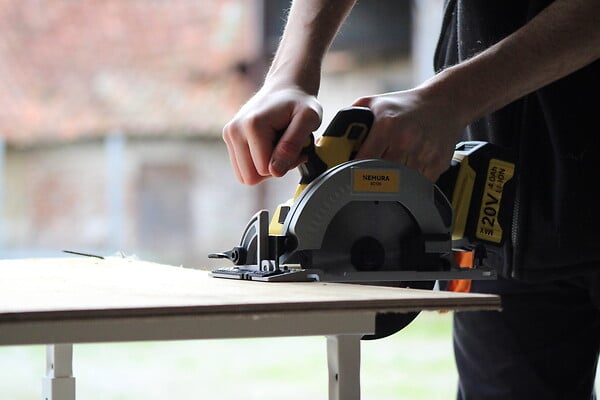 NEMURA - Scie Circulaire sans fil 20V brushless NEMURA + Batterie 4Ah + Chargeur rapide - large