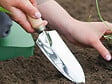 NATURE - Transplantoir étroit gradué en acier inoxydable, manche bois FSC - Nature - vignette