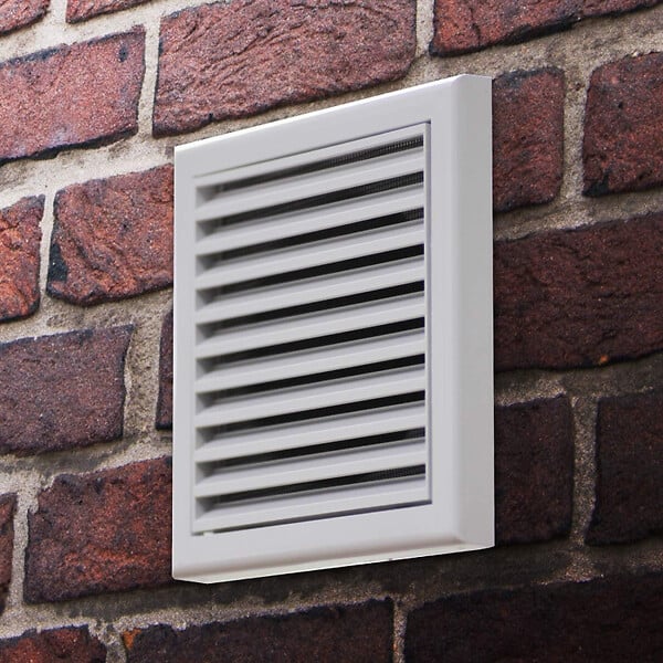 BLAUBERG - Grille de ventilation plastique blanc à ailettes inclinées DECOR avec moustiquaire - LxH (mm): 185 x 185 rac Ø 150 - large
