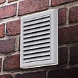 BLAUBERG - Grille de ventilation plastique blanc à ailettes inclinées DECOR avec moustiquaire - LxH (mm): 185 x 185 rac Ø 150 - vignette