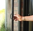 AVOSDIM - Store Moustiquaire Recoupable ALU pour Porte Chêne doré - L 140 x H 230 cm - vignette