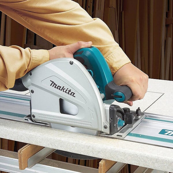 MAKITA - Scie circulaire plongeante 1300W Ø165MM -  - Avec coffret MAKPAC + Rail de guidage 1400 mm - SP6000J1 - large