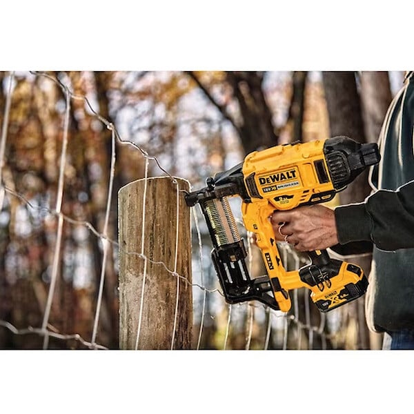 DEWALT - Agrafeuse pour clôture 18V DEWALT DCFS950P2-QW avec coffret et 2 batteries 5,0 Ah - large