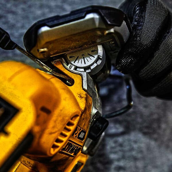 DEWALT - Scie Sauteuse À Poignée Supérieure XR 18V Brushless DEWALT DCS334N-XJ (vendu sans batterie) - large