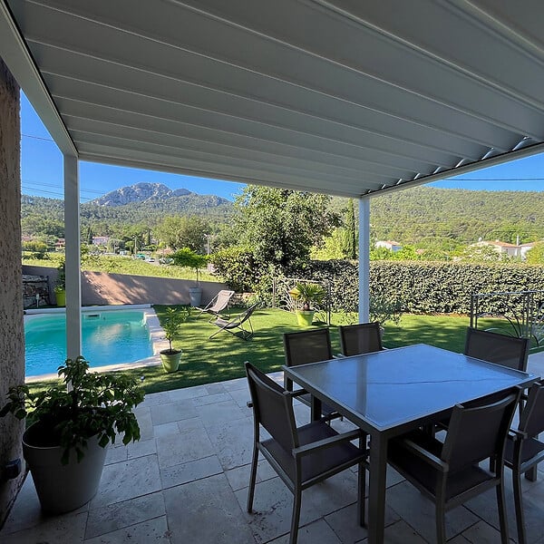 INTERSUN - Pergola rétractable HYLIA 5,00x5,213 M Motorisé à Télécommande (Motorisé à Télécommande + LED - Gris anthracite structuré RAL7016ST) - large