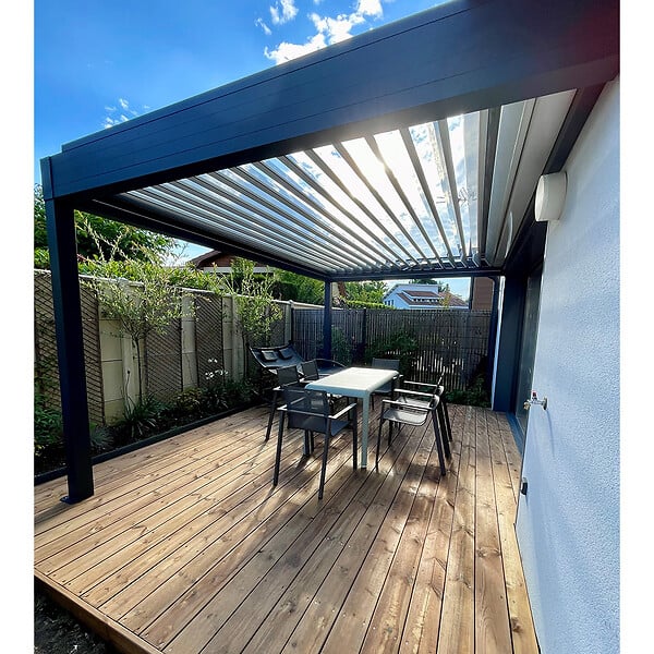 INTERSUN - Pergola bioclimatique SPINELLE 4,50x3,937 M Double vérin à Télécommande (Double vérin à Télécommande + LED - Mixte : Armature Gris anthracite structuré RAL7016ST / Lames Blanc satiné RAL9010) - large
